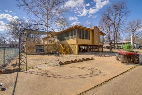 Tunica House | Deck and Fire Pit! Cabin Half-Mi to Tunica Lake