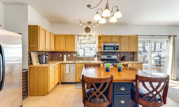 Pocono Lake Cottage | Deck, Fire Pit & Grill: Spacious Pocono Lake Gem