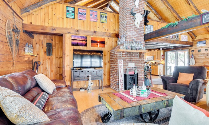 Pittsburg Cabin | Deck & Fire Pit: Secluded Cabin Near Lake Francis!