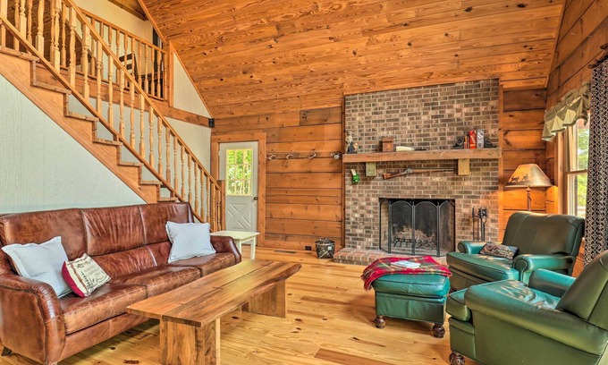 Lynn Cabin | Deck + Game Room: Lakefront Landrum Cabin!