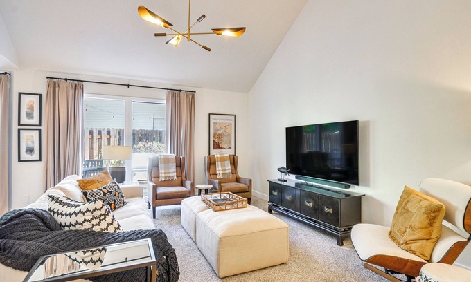 Beaverton House | Deck & Gas Fire Pit: Gorgeous Home in Beaverton!
