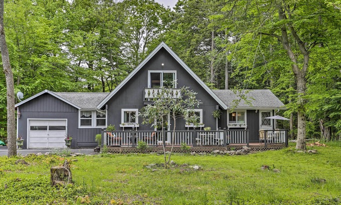 Tobyhanna Cottage | Deck + Pool Access: Welcoming Poconos Retreat