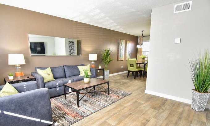 Fingerville House | ✯Dedicated Workspace✯20min→BMW✯King Bed✯3 TVs