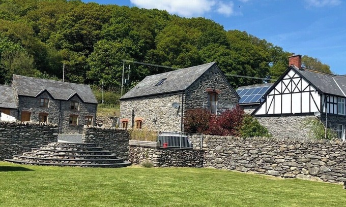 Corwen Cottage | Dee Valley Country Escape - Sleeps 4 & Hot Tub