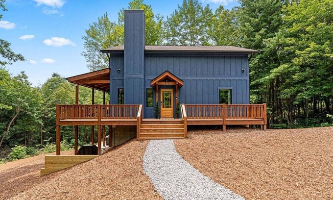 Hendersonville House | Deer Creek Cabin private new home near Hendersonville w/hot tub, fireplace, free Biltmore pass