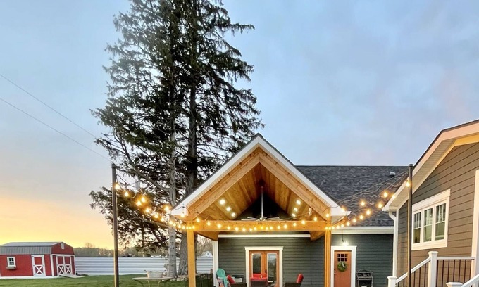 Whittaker House | Deer Lodge 10 miles to Big House