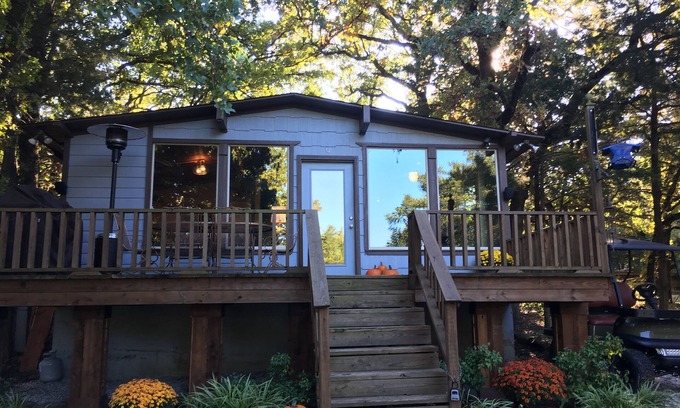 Gordonville Cabin | Deer Manor Cabin at Lake Texoma, Pet-Friendly!