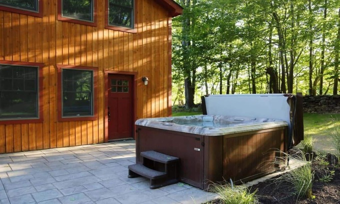 Jeffersonville House | Deer Meadows - Country Lodge with Hot Tub