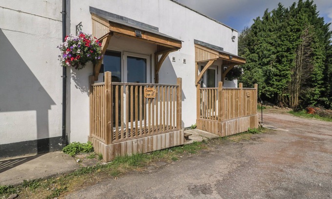 Blakeney Cottage | DEERS LEAP, pet friendly, with a garden in Blakeney