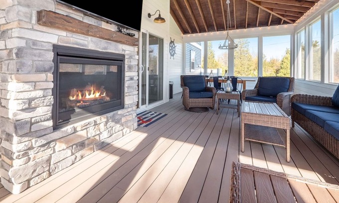 Miami Park House | Deja Blue | Allergen-Free, Luxury Lake Michigan Beach House w/ Hot Tub