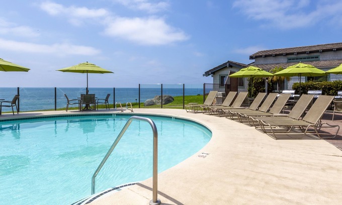 Del Mar Hotel | Del Mar Dream Oasis! Full Kitchen, Swimming Pool, Free Parking, Beachfront!
