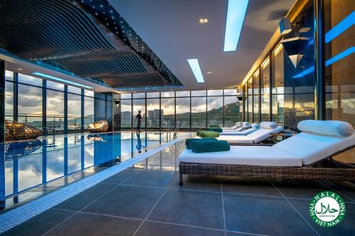 Bai Chay Hotel | DeLaSea Ha Long Hotel - Modern Bayview Escape