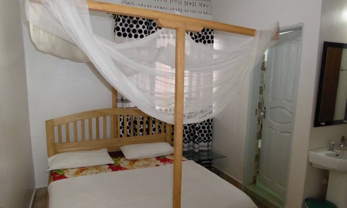Fort Portal Hotel | Delhi Gardens