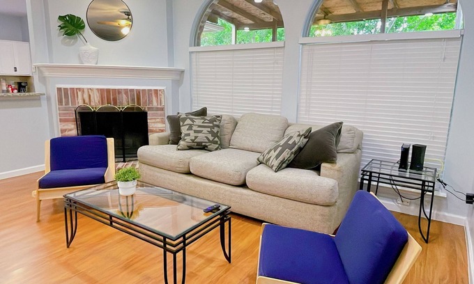 South Arlington House | Delight 4br2ba in Arlington. Family Friendly. Perfect for Corporate & Insurance