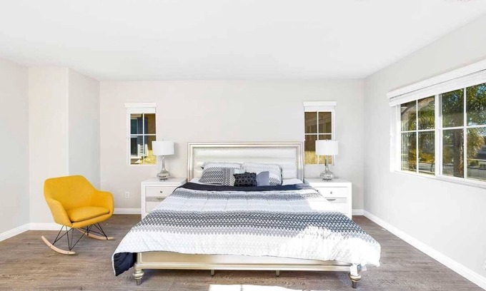 Fontana House | Delight on Jamestown Circle