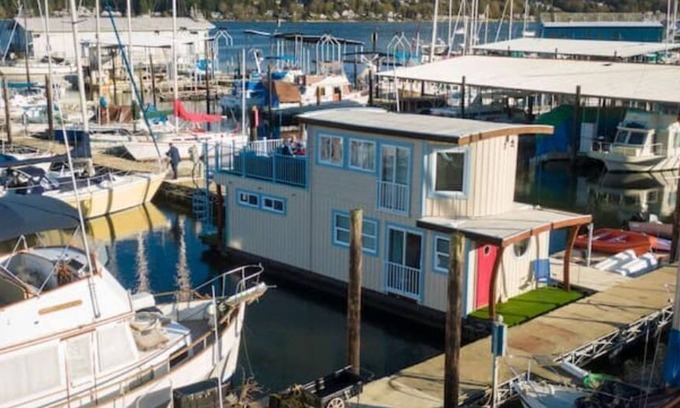 Olympia House | Delightful 1- bedroom floating home w free parking