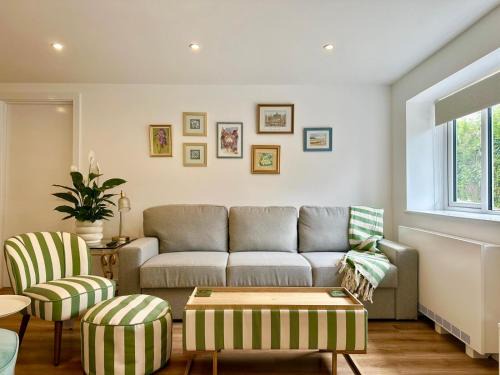 North Leigh House | Delightful 2 bed detached bungalow Cotswolds edge