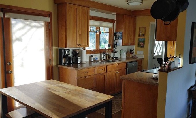 Three Rivers House | Delightful 3-bedroom house with AC inside sequoia national park