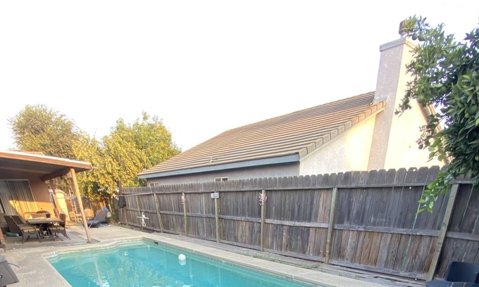 Turlock House | Delightful 4 Bedroom with POOL & BBQ