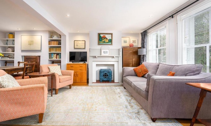 Brighton City Centre House | Delightful Bird Sisters Cottage with Free Parking