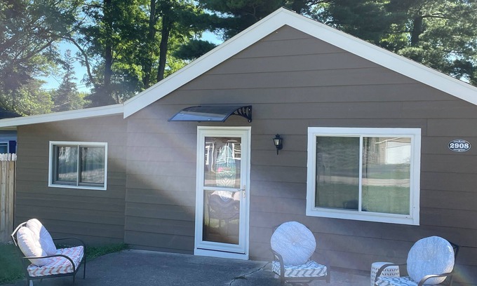 Delavan Lake Cottage | Delightful cottage with AC in charming Delavan