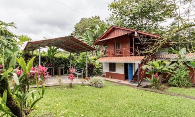 Barrio Pilo House | Delightful Couples Vacation Cabin 5 minutes to La Fortuna