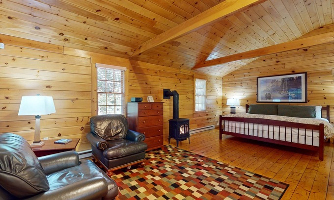 Northport Cabin | Delightful dog-friendly studio cabin with fireplace, AC & nearby hiking