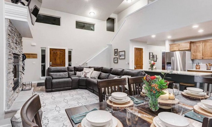 Fir Grove Estates Cabin | Delightful Donnelly Cabin w/Hot Tub & Great Views