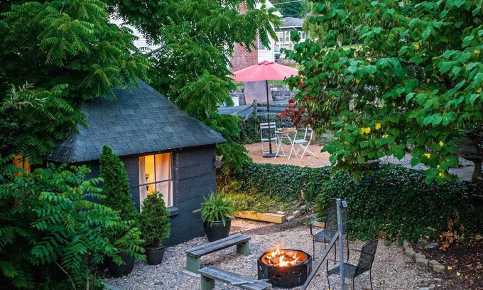 Fayetteville House | Delightful DT Bungalow, Walk to Town, Firepit, BBQ, ❤️ of NRG