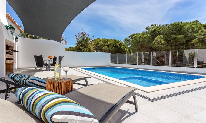 Vale do Garrao Villa | Delightful Dunas Villa: private heated pool, golf discounts walk to beach