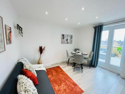 Ealing Apartment | Delightful Ealing Retreat - Steps to Tube & Shops