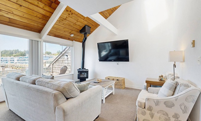 Historic Bayfront Condo | Delightful Harbor Perch Near Town W/Shared Pool/Hot Tub & Private Balcony