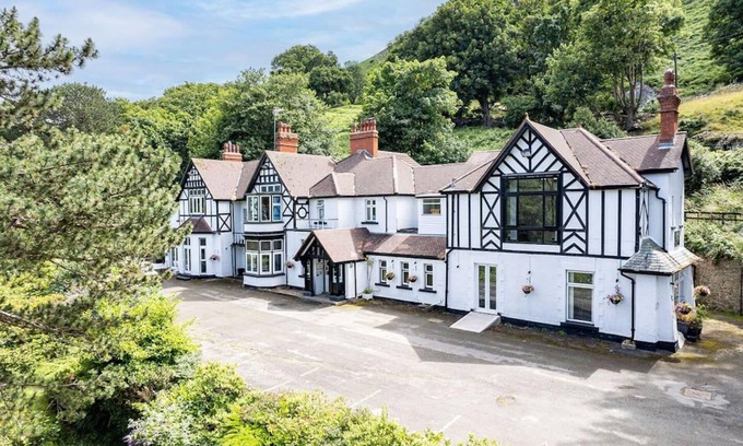Dwygyfylchi House | Delightful holiday home with sea views and Hot Tub