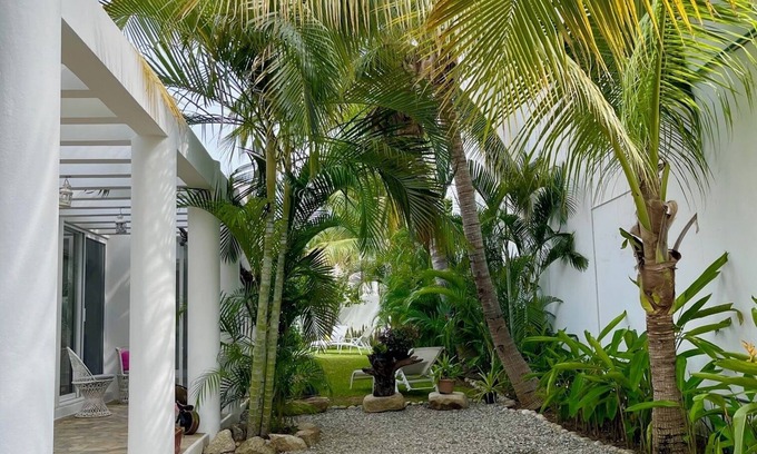 R House | Delightful house with stunning swimming pool!