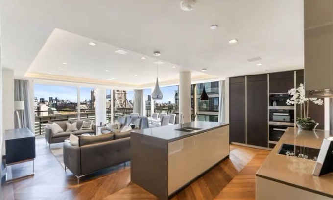 Billingsgate Apartment | Delightful Penthouse Skyline River Views Sleeps 8