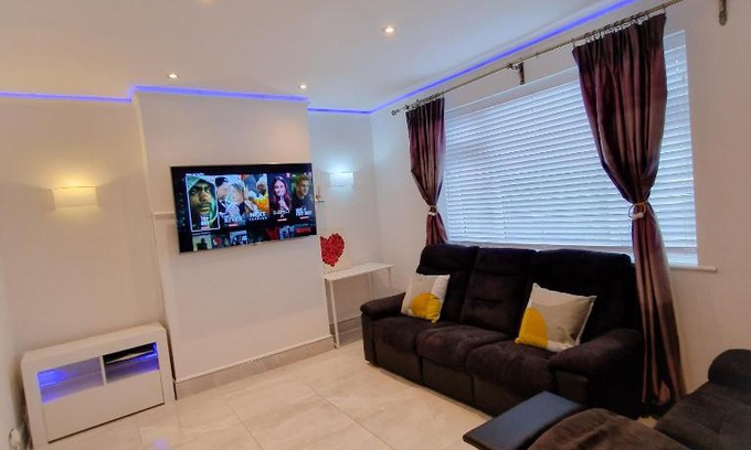 Farnworth Apartment | Delightful & Spacious Guest House in Farnworth Near Bolton Hospital
