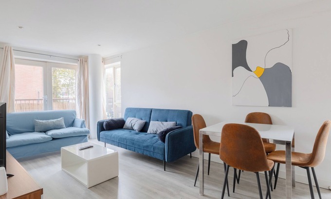 Bow Apartment | Delightfully Warm 1BD Flat, Near Victoria Park