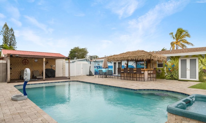 Tropic Palms House | Delray Paradise - Golf, Huge Private Pool and Spa, Tiki Bar