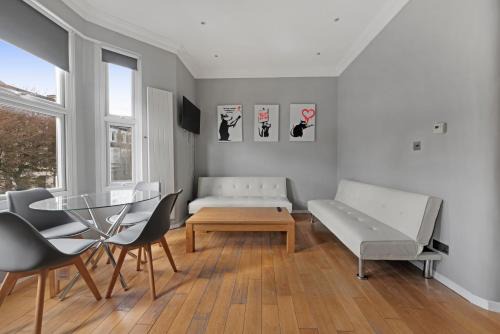 Queen's Park Apartment | Delux Queens Park Suite 1 bed sleeps 4 ppl Second Floor