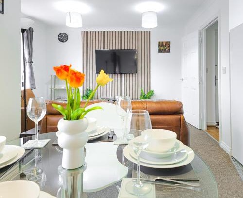 Farnworth Apartment | Deluxe 2-bed apartment with free parking, netflix & fast WiFi