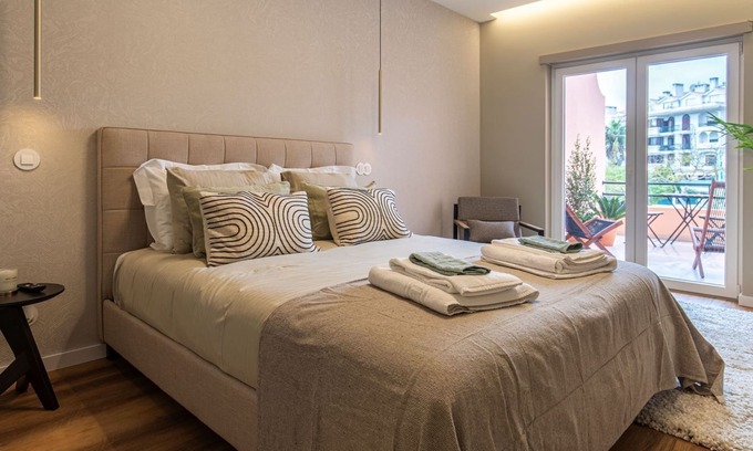 Carcavelos Apartment | Deluxe 2BDR Apartment in Carcavelos by LovelyStay