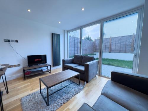 West Finchley Apartment | Deluxe 3 Bed Flat with garden