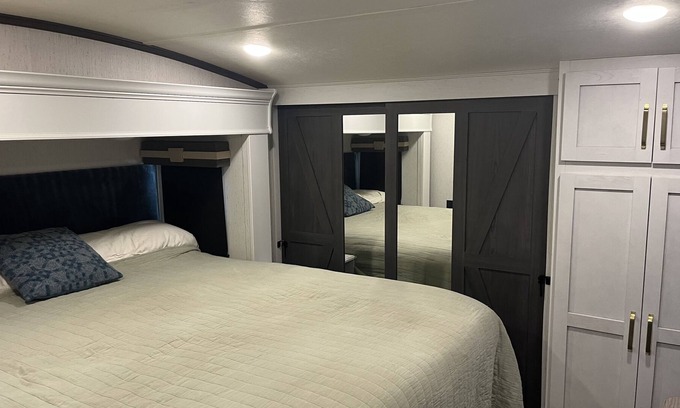 Forest City House | Deluxe 5th wheel in beautiful forest setting ready for you.