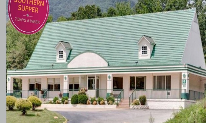 Candler Hotel | Deluxe Accommodations, Mountain Views and Southern Supper!
