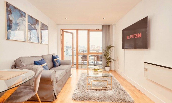 Leeds Apartment | Deluxe City Apt, River Canal View& Free Parking!