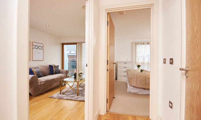 Leeds Apartment | Deluxe City Centre Apt Balcony View & Free Parking