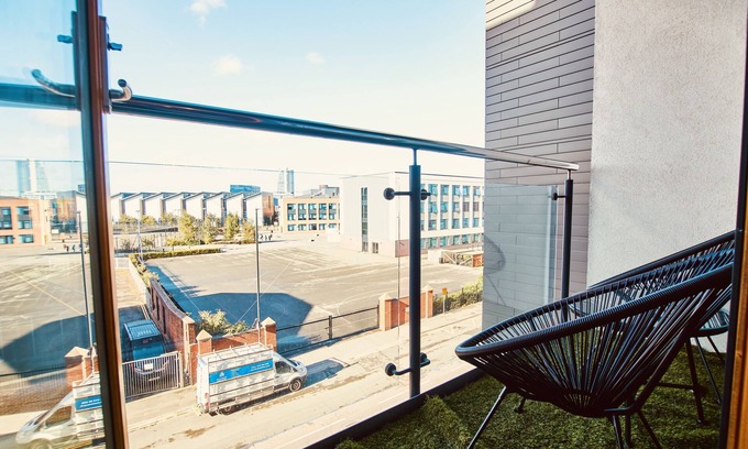 Leeds Apartment | Deluxe City Centre Apt Balcony & View & Free Parking