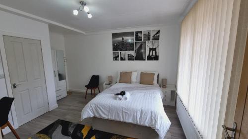 Harehills Bed & Breakfast | Deluxe Double bedroom with private bathroom, parking and WiFi