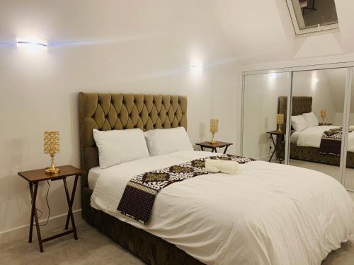 Milton Keynes House | Deluxe En suite Bedroom with free on site parking