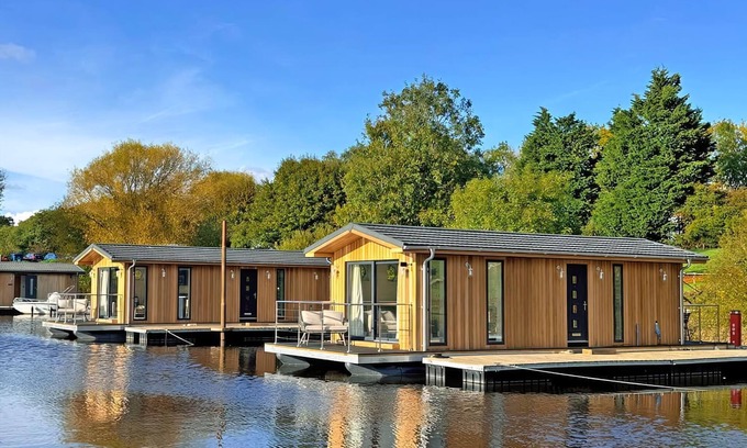 Naburn Ski Chalet | Deluxe Floating Lodge